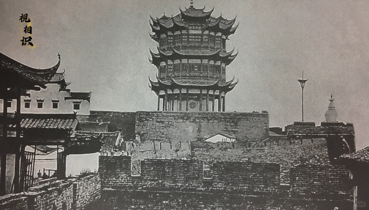 1871年，英国人汤姆逊所拍摄的，清代最后一座黄鹤楼。此时这座楼刚刚重建才三年，...