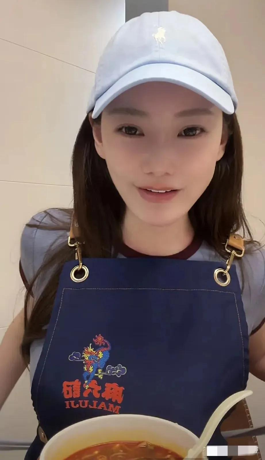 马筱梅对小杨阿姨越来越不满意了，直言围裙的味道太上头了！也该洗洗了。

马筱梅与