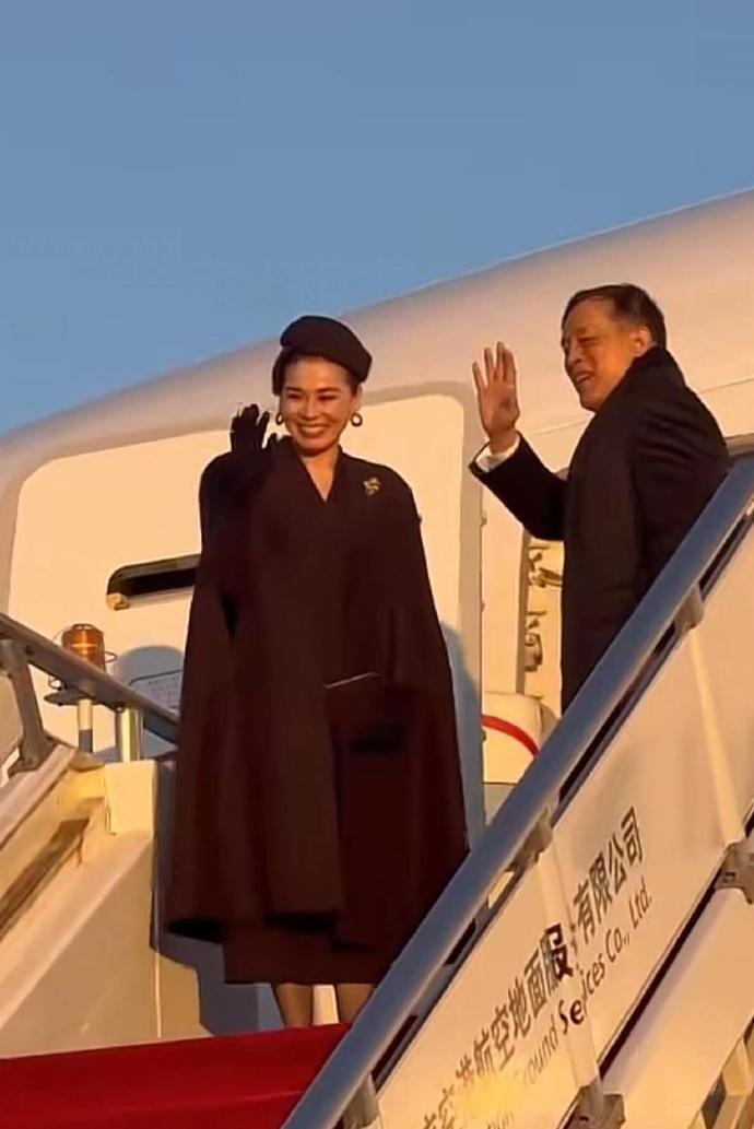 就在刚刚。
 
泰国国王玛哈·哇集拉隆功突然宣布了访华行程结束，11月17日与苏