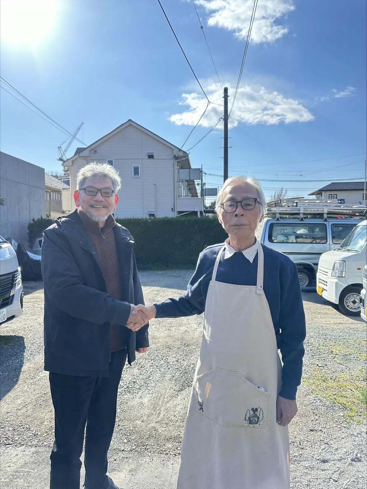 85岁宫崎骏和日本动画导演庵野秀明最新合照曝光！两人在宫崎骏的工作室前见面，当天