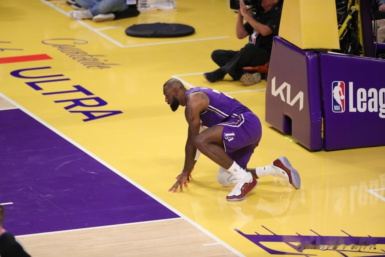 詹姆斯铁血三分命中后，欣慰的下场休息了！
今天湖人和太阳队的比赛中，詹姆斯选择复