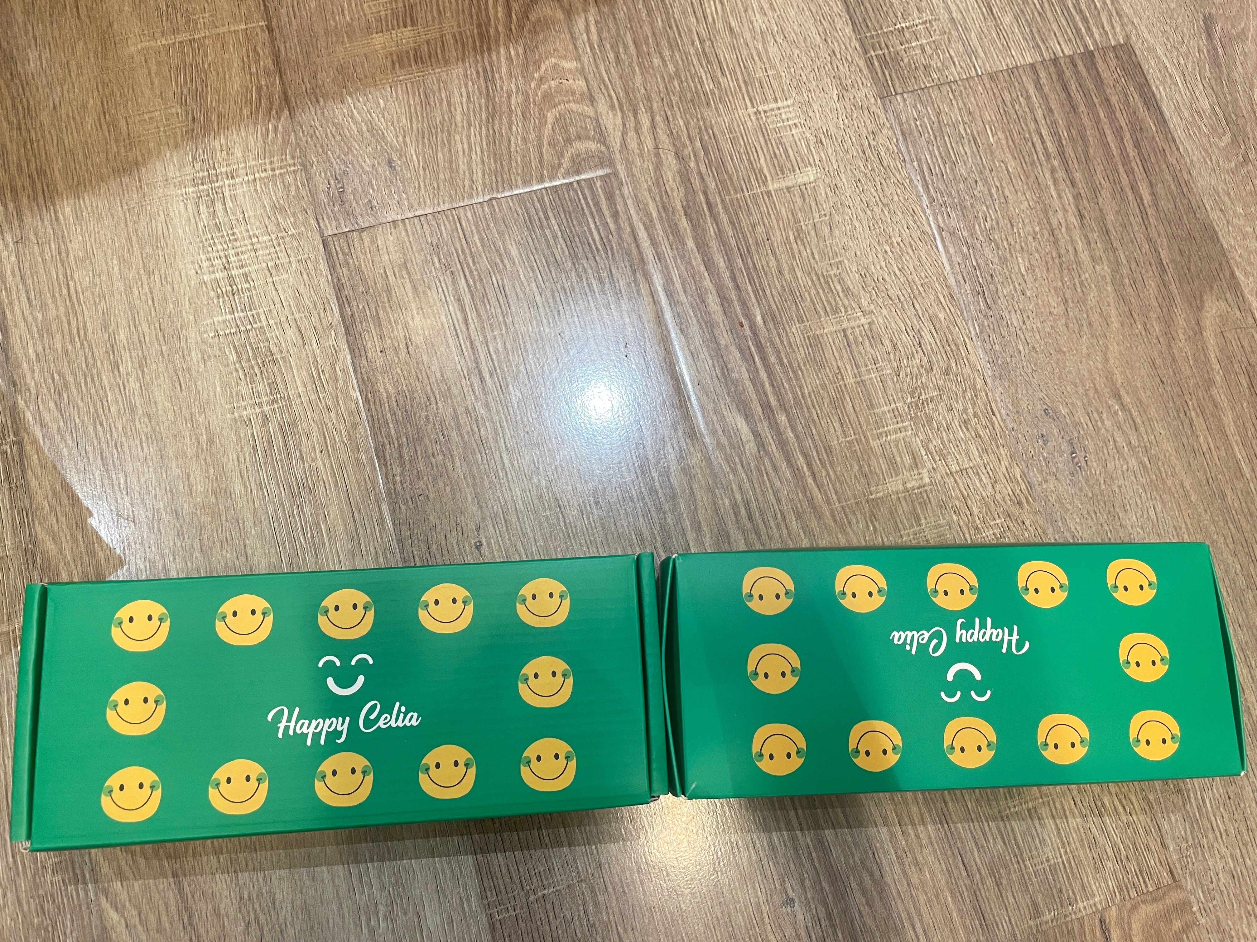 新款终于等来啦 新款盒子和老款盒子的区别最主要是硬了 快递寄到更不会变形了 现在