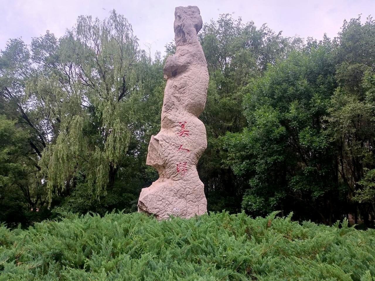 男人要的真有那么复杂吗？
很多时候，说白了就两件事，别把它想得太玄乎。
一个男人