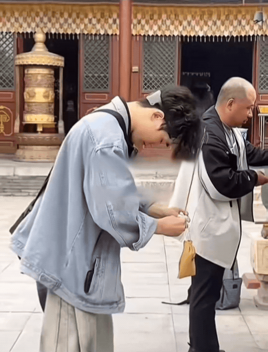 小伙子这许愿也太上头了吧，低头求财运，抬头见火星，想不火也难！