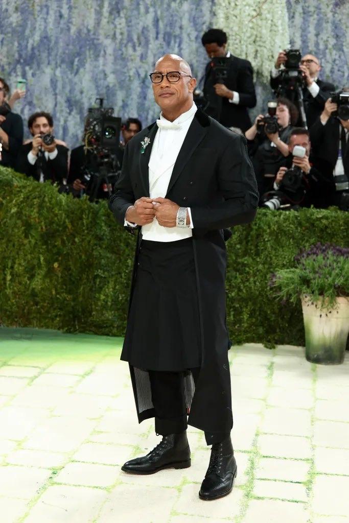 巨石强森说他穿裙子参加大都会博物馆慈善晚宴 Met Gala，他指出，这是因为在