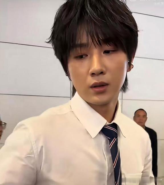 不少人都说，李宏毅身上气质和成毅有几分相似，早前业内也是参照这条路线去培养他，前