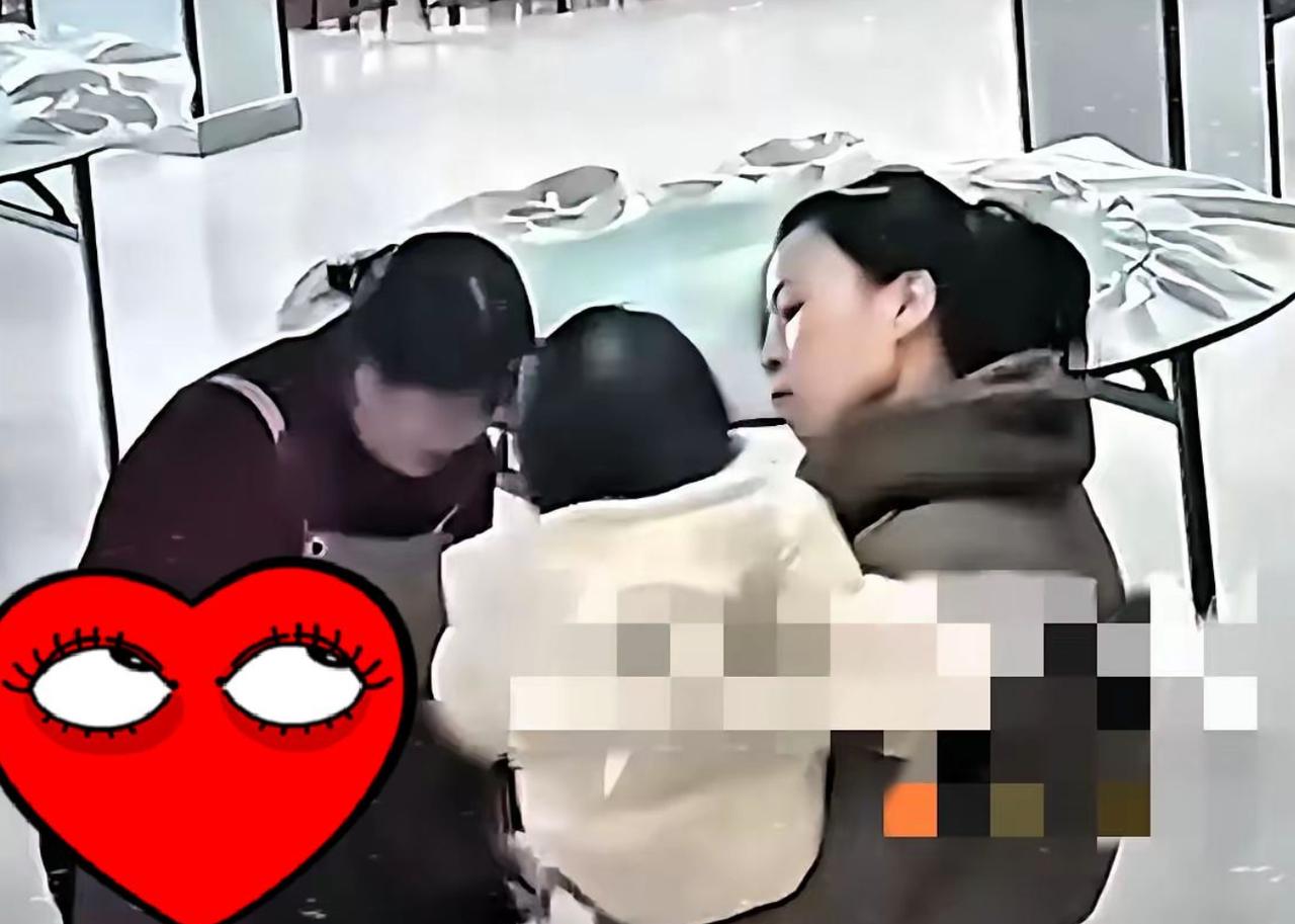 中指掰骨折、耳膜扇出血
伤害2岁女童的“女魔头”
报应终于来了！
看完监控，恨的
