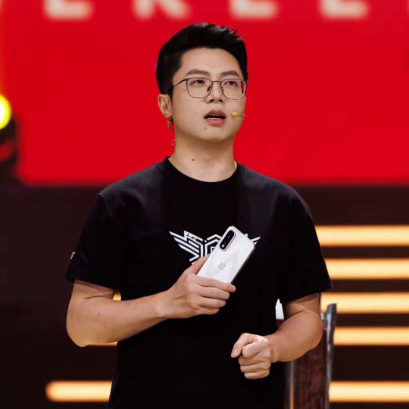 大家注意看李杰手上，请大声说出他的名字：一加Ace5至尊版！[doge]  ​​