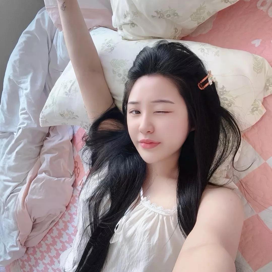 少女心爆棚的粉色梦幻床照💕粉色卧室公主房 粉系睡颜照 柔美床榻写真 吊带床照写