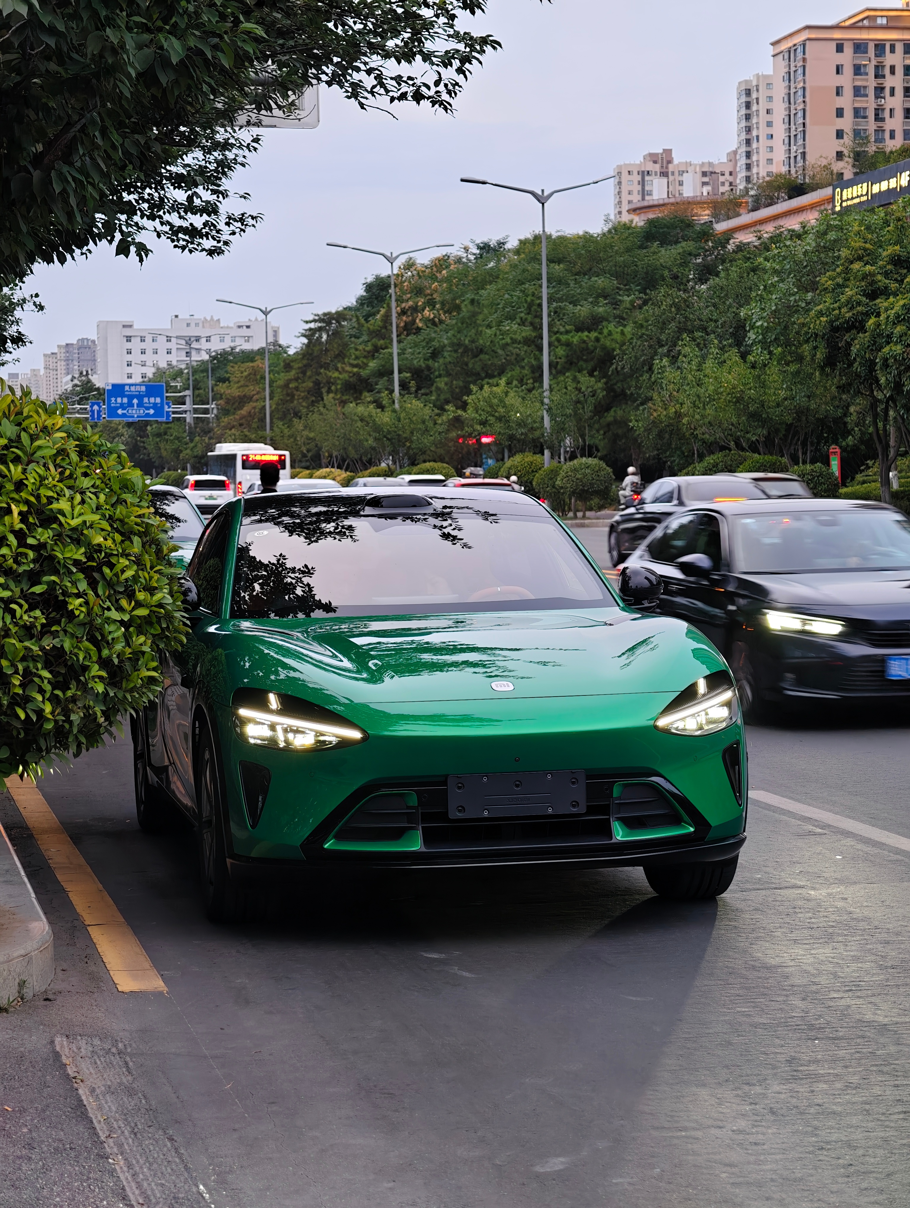 黄仁勋称想买一辆小米汽车 小米YU7这颜值搁谁看了不喜欢，现在就是排期太久，现在
