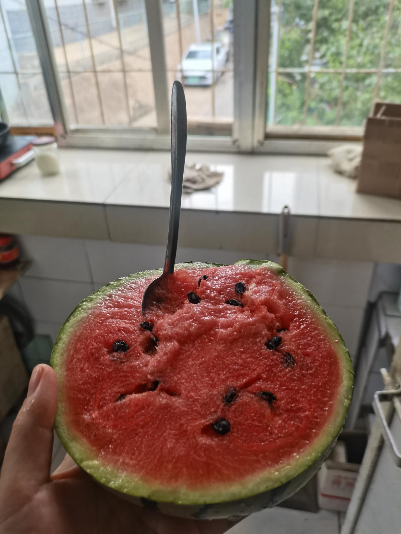 堂妹做才艺主播，今天精心打扮穿搭一小时，唱唱跳跳3小时才赚20块，场内没人，以前