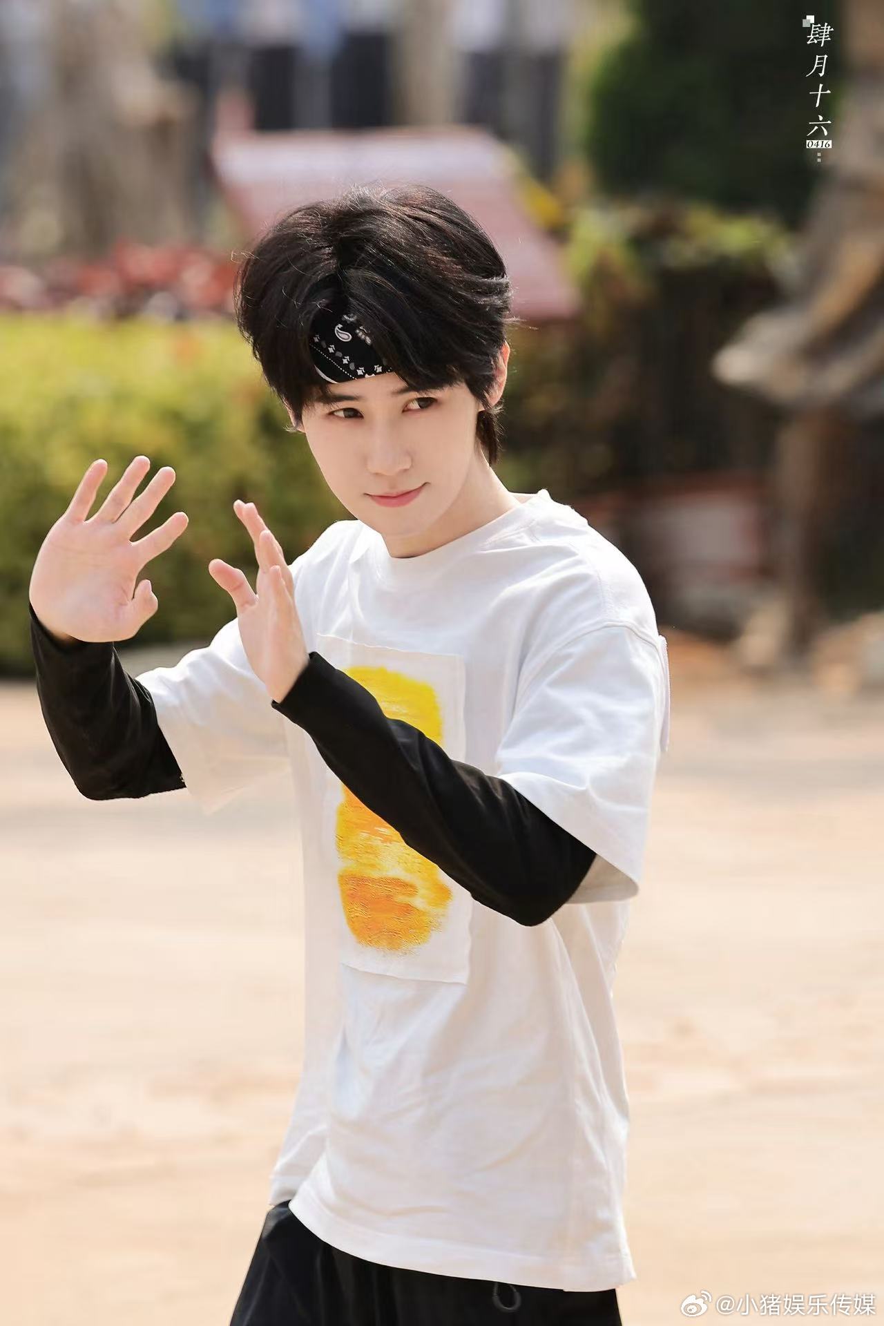 张真源跑男挡不住的青春气息张真源发带小子张真源发带造型也太适配跑男了吧！录制时跑