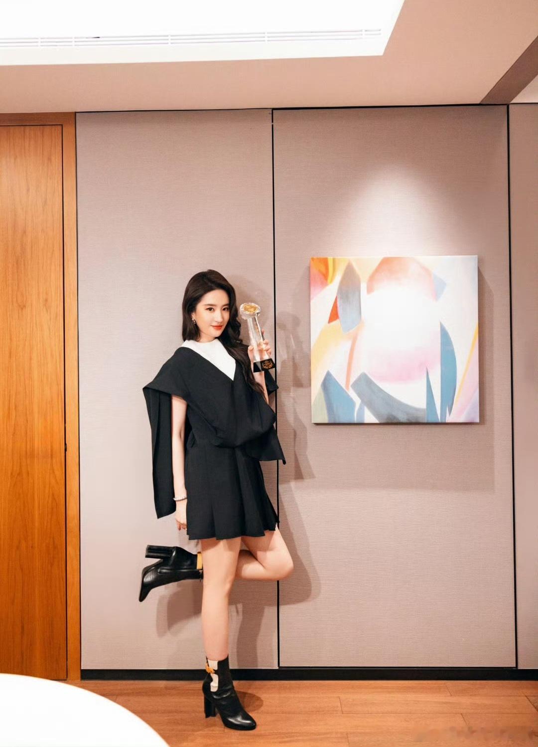 刘亦菲在颁奖礼的穿搭，真是简约而不简单。她身着黑白撞色无袖斗篷式短裙，白色圆领内