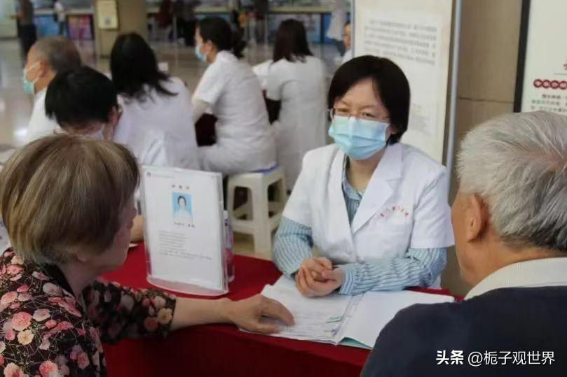 医生不问清楚病情，直接开药能行吗？
       不问清楚病情，就直接开药，这样