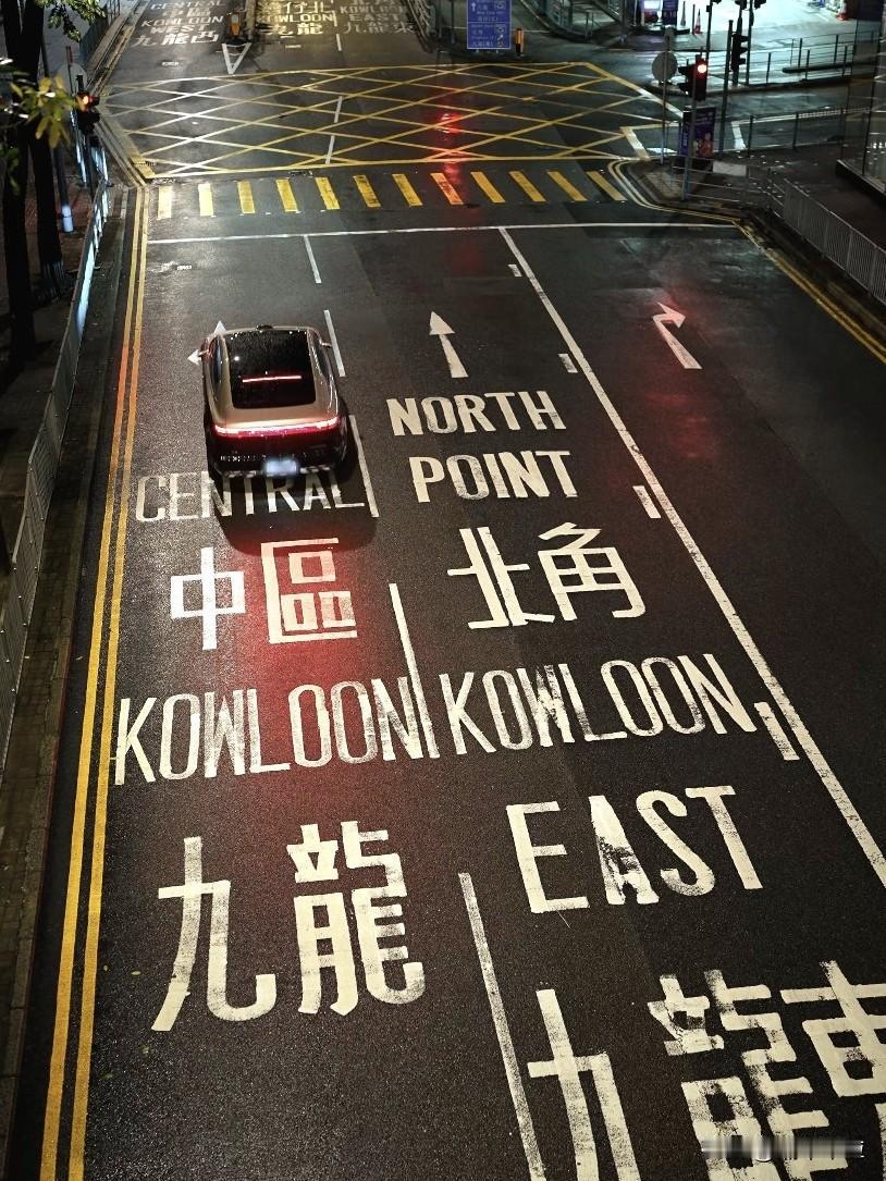 港风镜头下，果然豪车到哪里都自带流量，尊界S800香港路人视角，或是穿梭街道，或