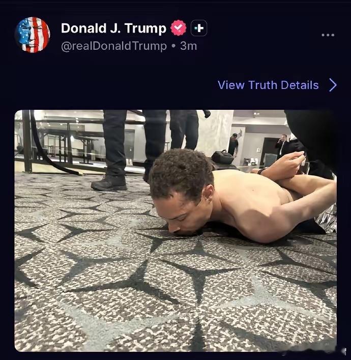 4月25日晚上8点45分，特朗普参加白宫记者协会晚宴时遇到袭击事件，一个来自加州