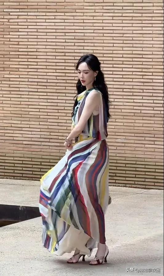 近日，唐嫣工作室分享一组穿着波西米亚风格的裙子，真的太美了，气质温婉甜美又有几分