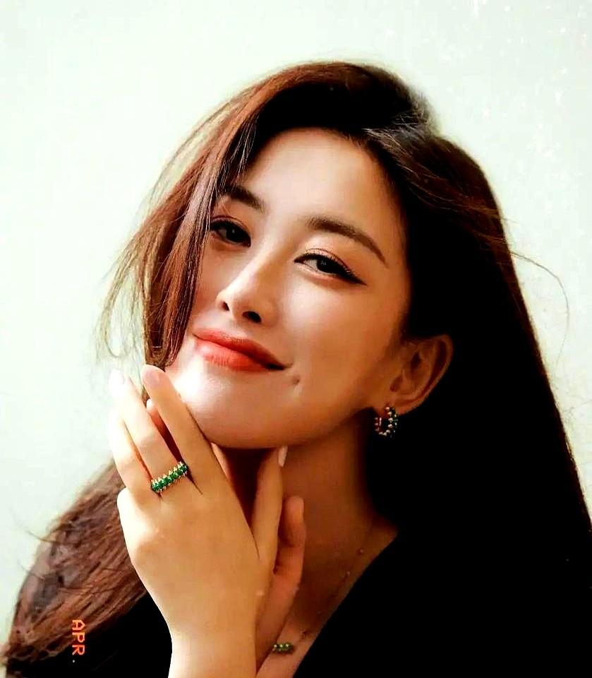 朱珠跟钟汉良拍吻戏，鼻尖是故意撞的。

《蜜语纪》里，钟汉良加了个鼻尖轻碰的动作