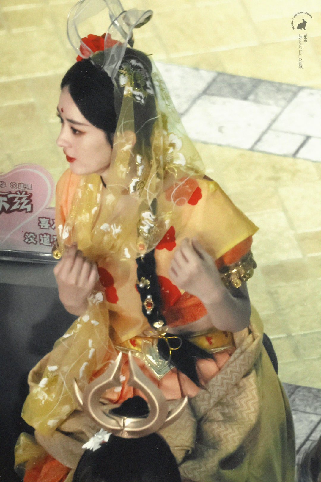 赵丽颖赵丽颖李秋萍 zly赵丽颖小城大事  “秋风拂过你的脸颊，温柔地吻了你的半