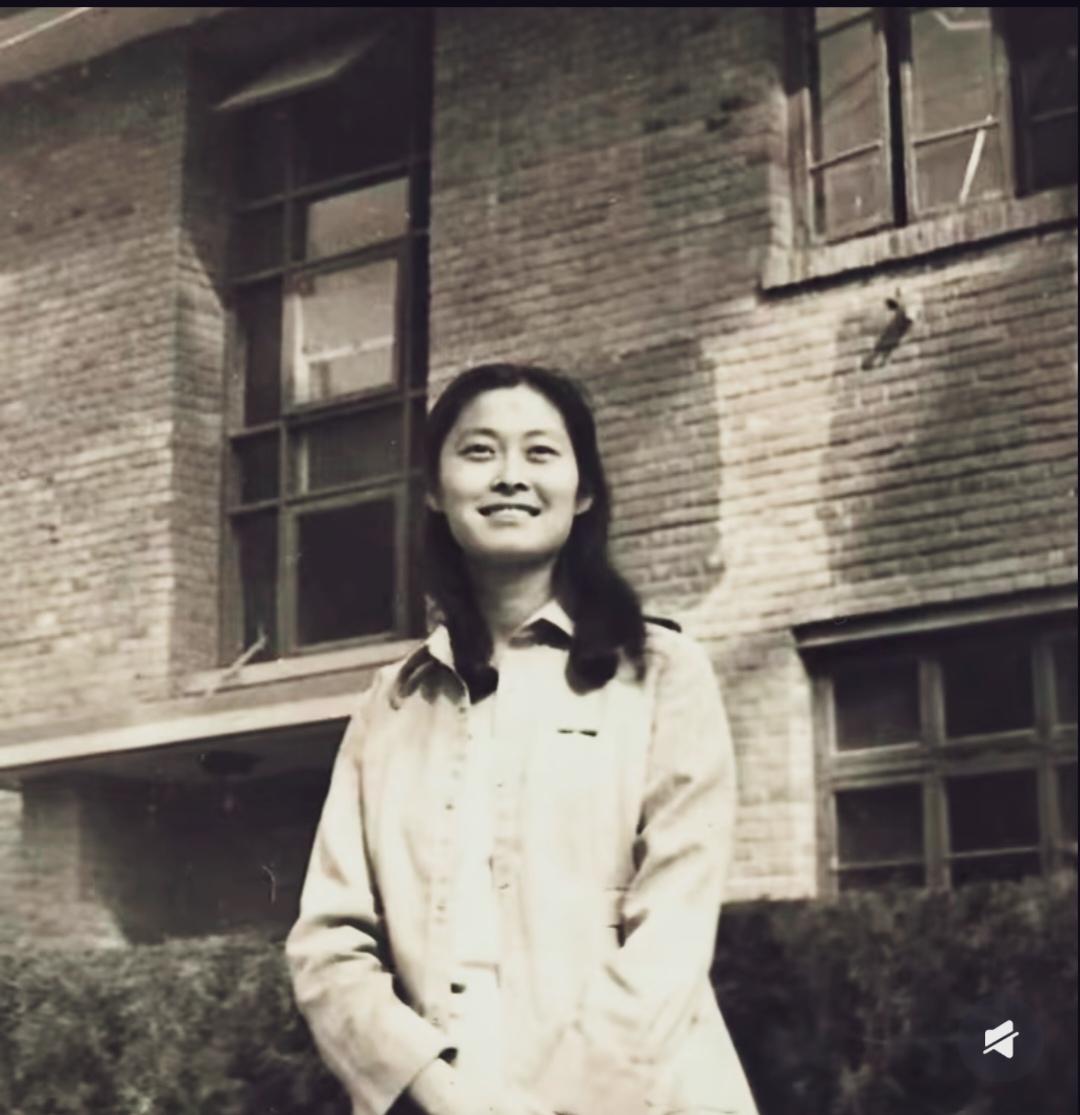 敬一丹老师的一张老照片。阳光又纯朴。