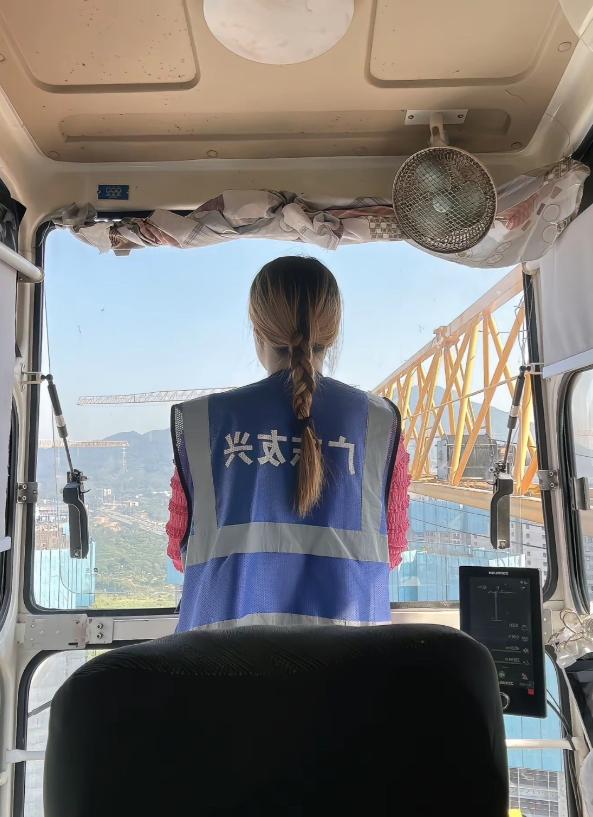 36岁塔吊女司机被工地清退，四个月两万五工资一分没结。她没哭闹，把安全帽扔进垃圾