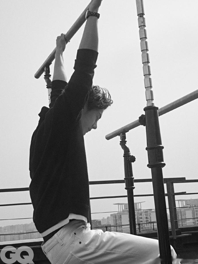 王一博你在天台干什么呢 王一博在天台上依旧帅气诶 