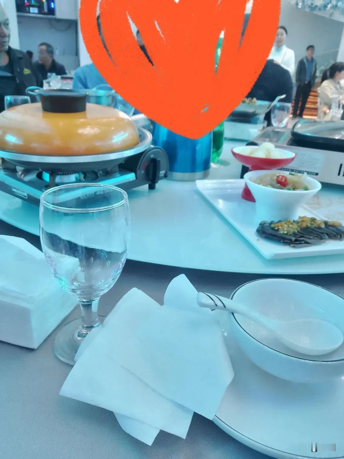 我发觉我随着年龄的增长，越来越不顾及面子了。去亲戚家吃喜酒时，看着坐在一桌上的客