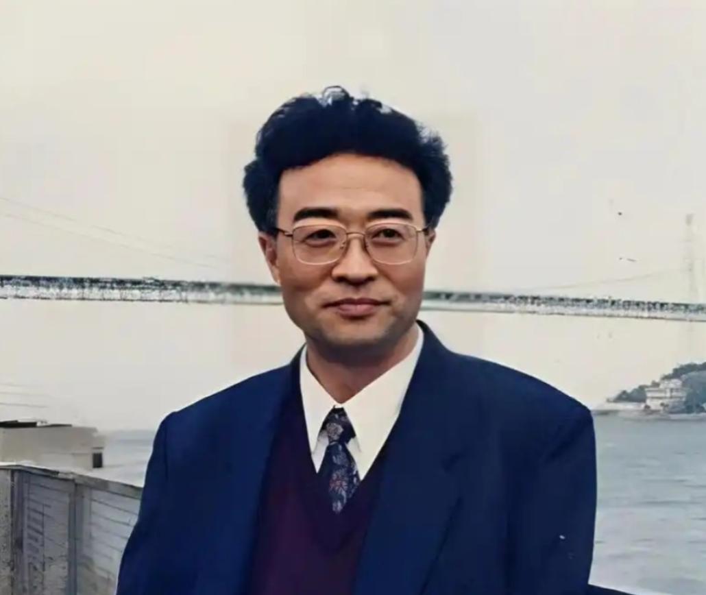 他名叫刘铁骑，是大贪官刘青山的儿子，父亲在1952年被枪毙的时候，刘铁骑才6岁，