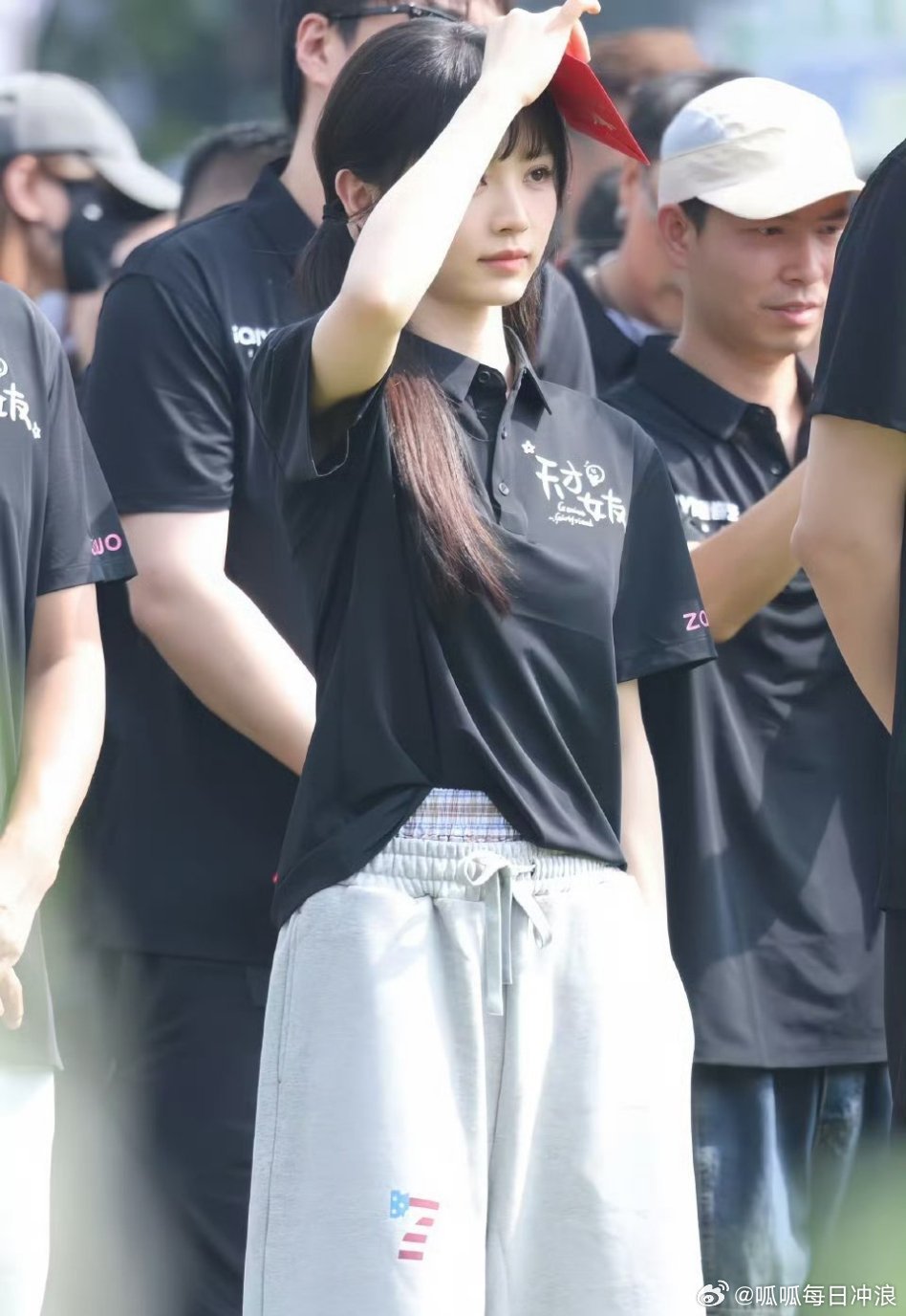 田曦薇、胡一天《天才女友》开机现场图，立秋的第一天开机[手指比心] 你期待这部剧