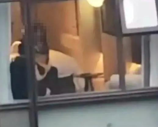 江苏南京，小情侣去酒店里开房，晚上折腾了一阵感觉挺累的，二人就相拥而眠。第二天清