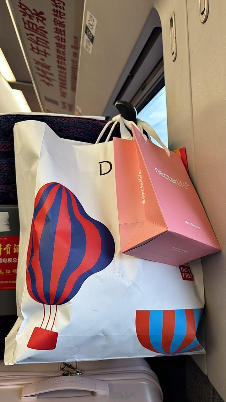 遇到鸟 还和我一样拿着乐天免税店袋子