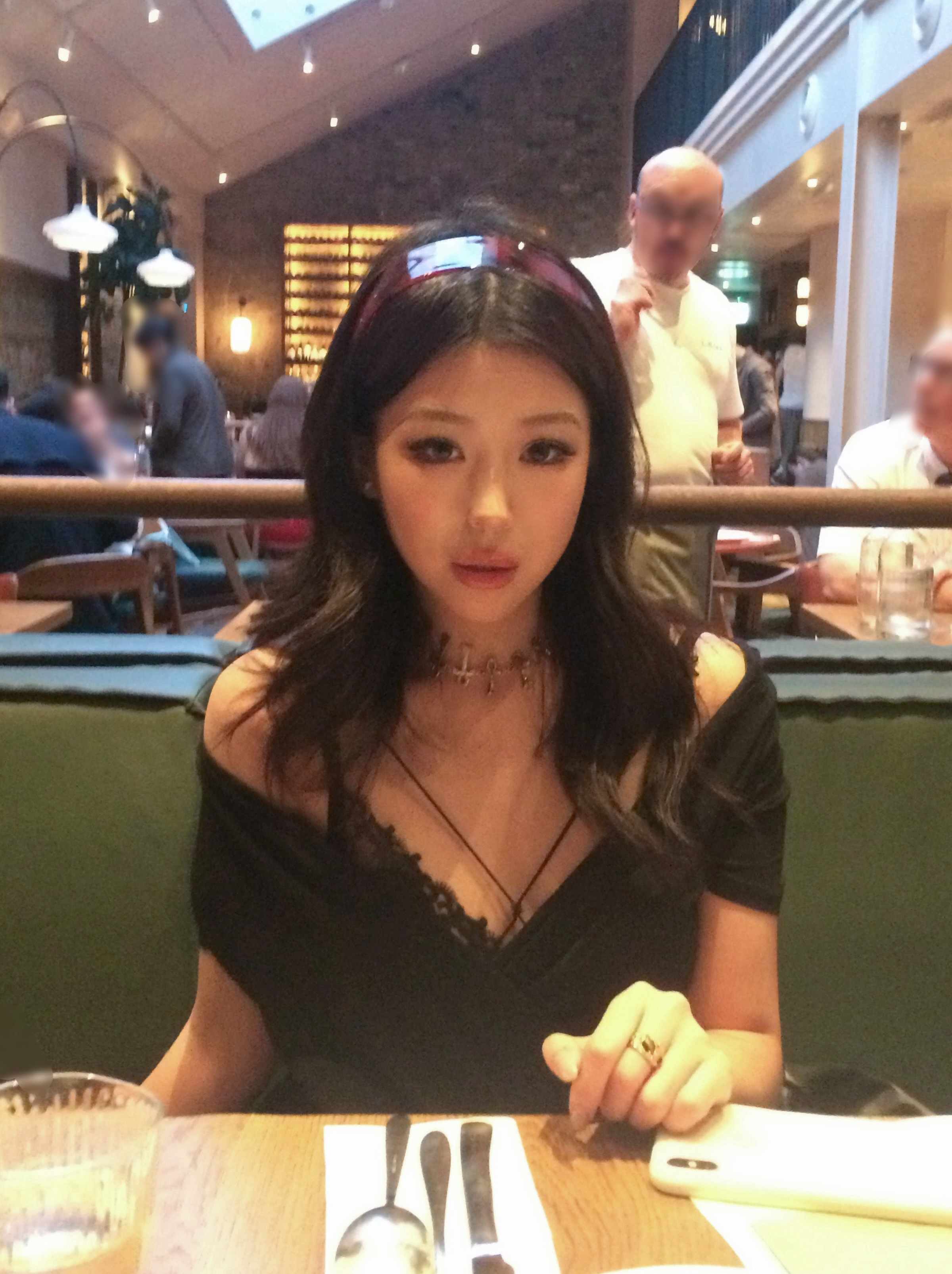 精心打扮跟上海人去吃一年半纪念日晚餐 留下眼神没就位 手没摆好 嘴巴欲言又止 镜