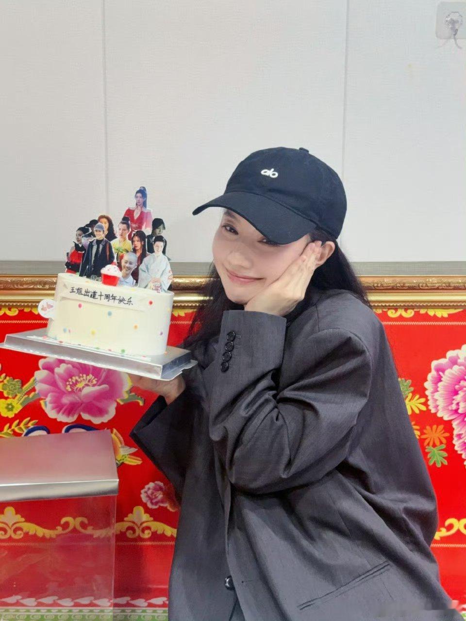 王鹤润出道十周年了王鹤润晒出道十周年蛋糕 哇塞，好有纪念意义的蛋糕，上面全是自己