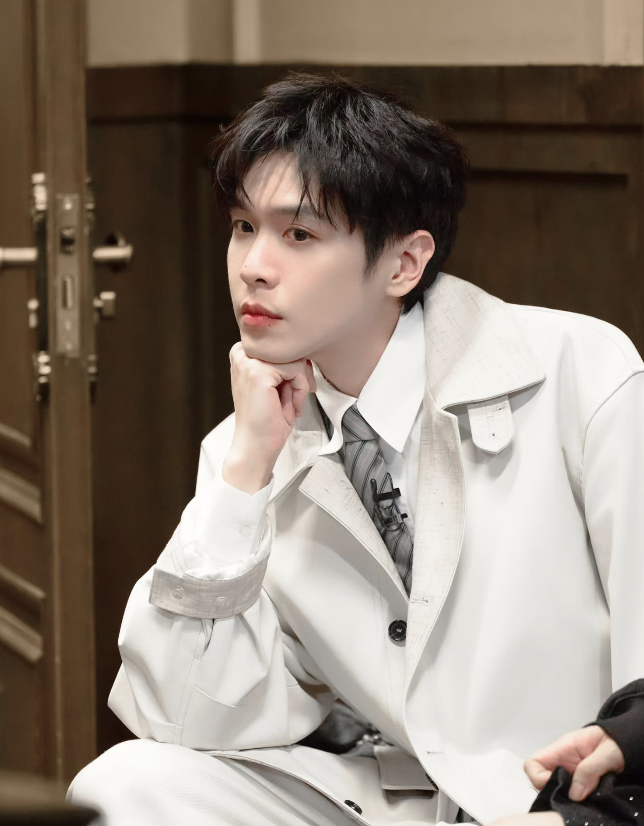 张若昀在哪里都是舞台张若昀完美诠释万物皆可开唱，随时随地即兴开嗓，接梗唱歌两不误