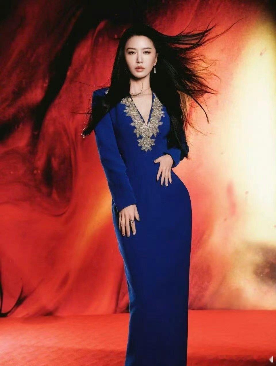 谭维维 在春晚困的迷瞪 谁懂啊！台上是飒爽高音女王，台下是困到眯眼的迷糊蛋，反差