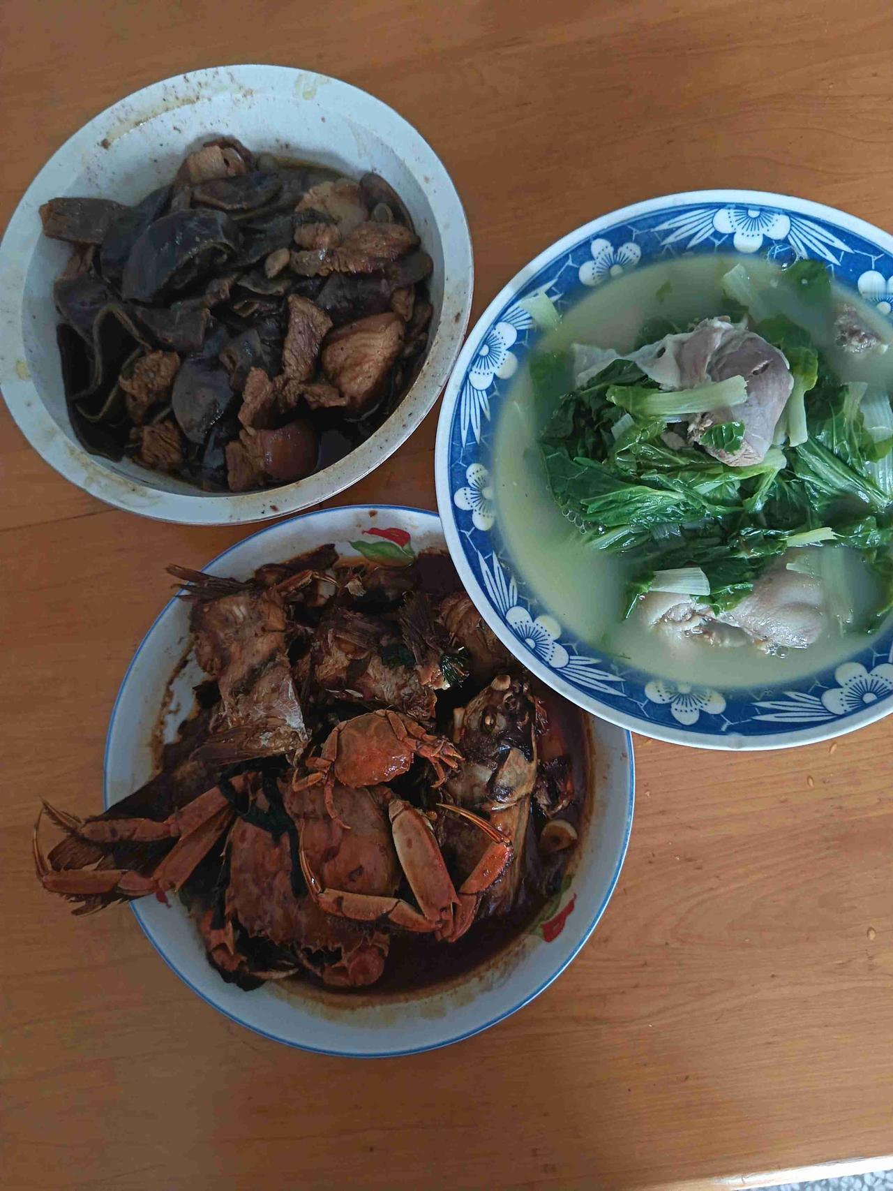 我的今日状态：🐯虎虎生威
我这里的天气：🌧下雨

今天午餐仍旧是扁豆角烧肉和