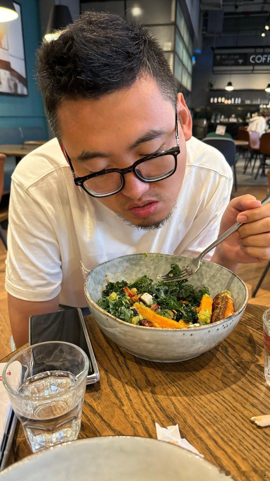 内蒙汉子说要减脂我给他点了份羽衣甘蓝沙拉他吃了一口yue了……这草不好吃吗？ ​