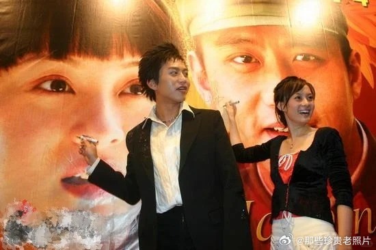 2005年电视剧《幸福像花儿一样》开播发布会，主演现场的邓超和孙俪 