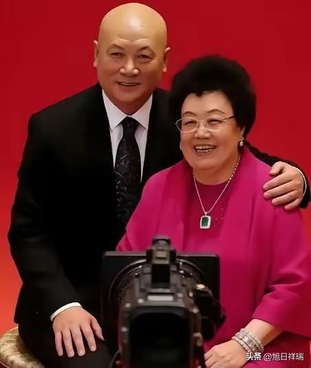 74岁迟重瑞妻子去世后未得1分现金，470亿遗产全归继子女，自己只愿守着一屋子木