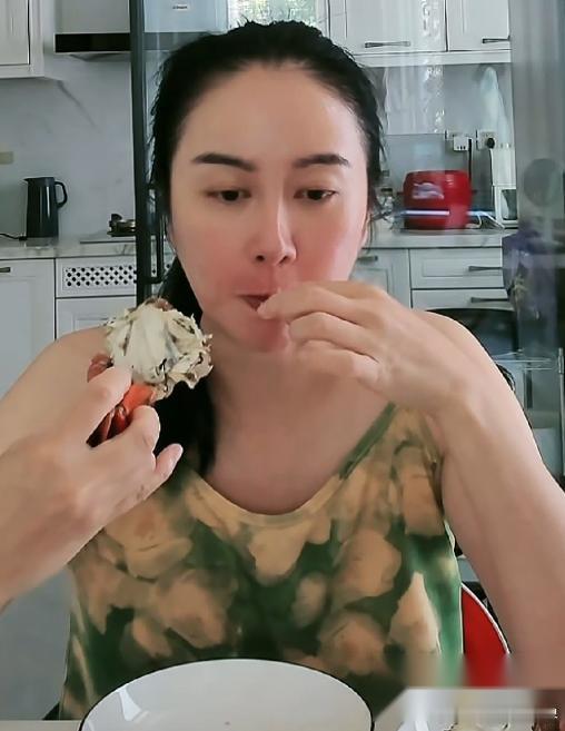 有网友问叶璇：“为什么那么多女明星生完孩子后，身材恢复得那么快，跟没生过一样？”