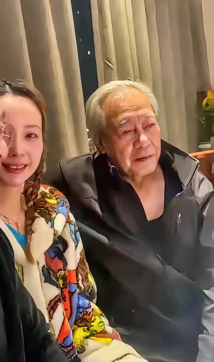 我滴个天呐！万万没想到啊！现实中的女神老成这样了，这谁还认得出来？旁边美女是谁？