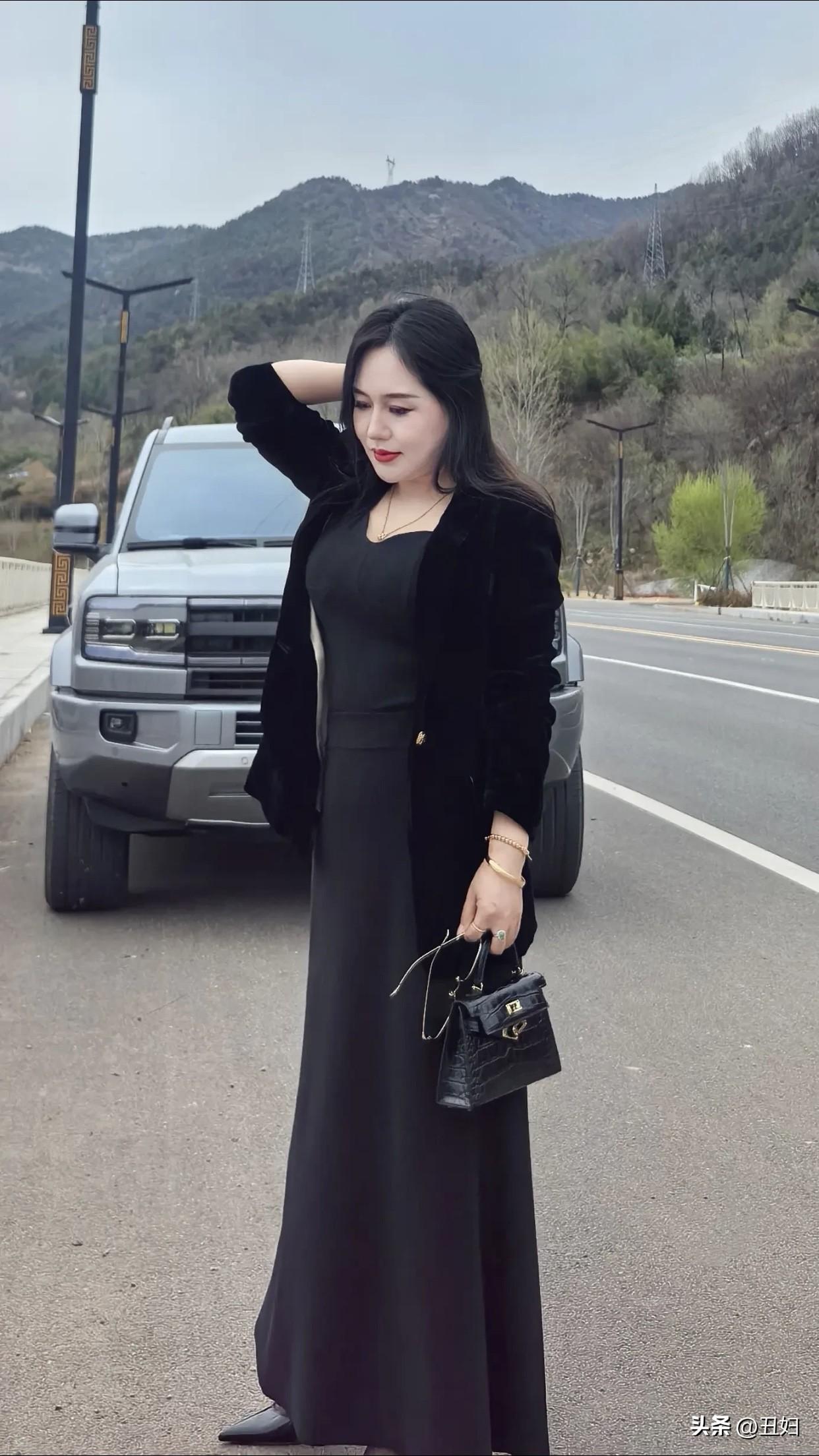 情绪稳定是韵味的底色。她们遇事不慌，把焦虑化为从容，相处起来让人舒服。就像北京C