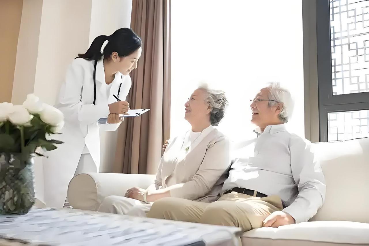 居家养老确实是我国老人的主打养老模式，这和经济条件与传统生活习惯脱不了干系。国家