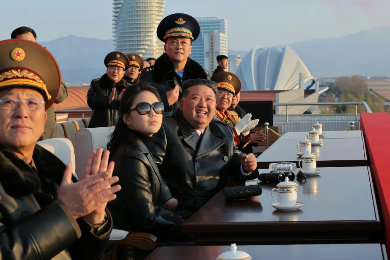 朝鲜的小公主长大了。朝鲜领导人金正恩是不是在培养自己女儿金主爱以后接班？金正恩经