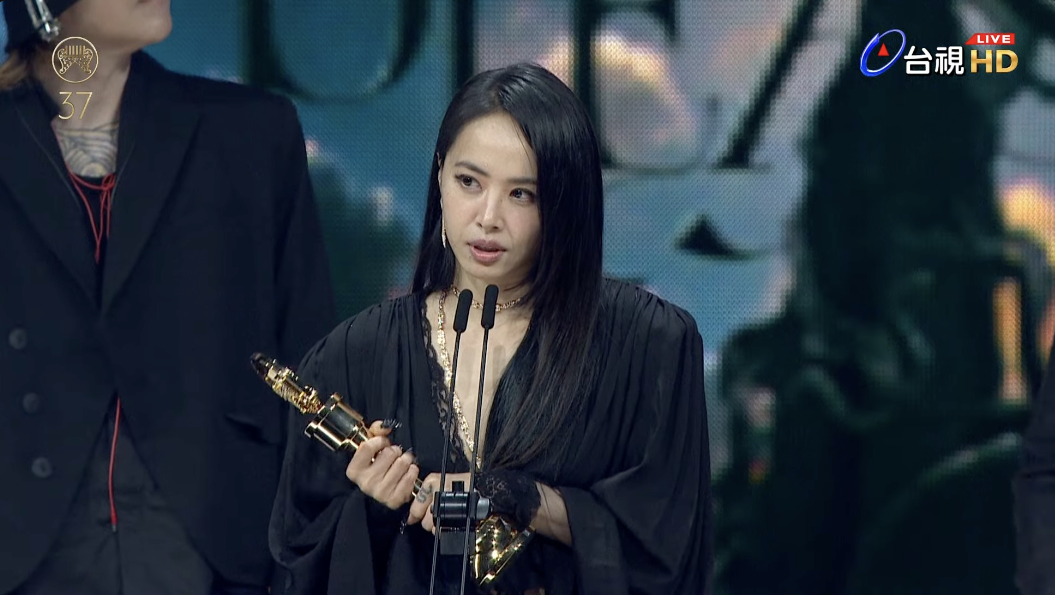 年度专辑奖 ：Pleasure／华纳国际音乐股份有限公司（演唱者：JOLIN 蔡