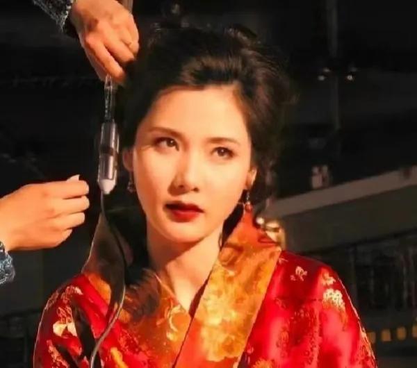 何赛飞老师真是妩媚端庄随意切换，这一个眼神过来我三魂七魄已经没了[憨笑]