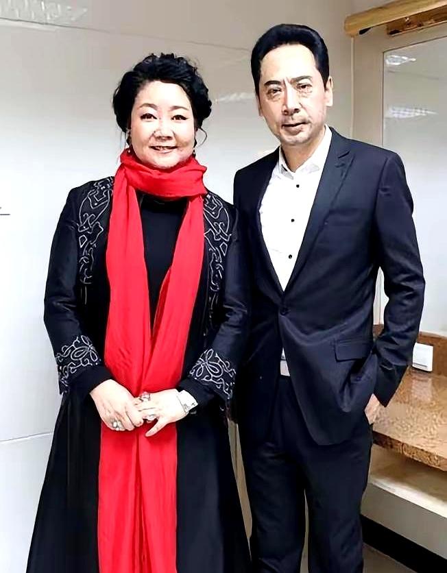 1991年，那个兜里只有8块钱银戒指的穷小子，凭啥能娶到未来的“大满贯视后”？