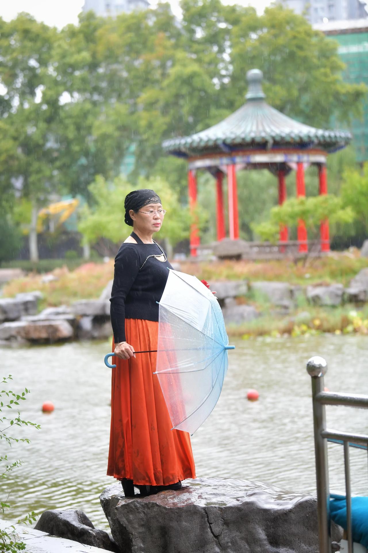 秋雨绵绵，雨中漫步。#公园里邂逅之美# #舞影风姿# #进入秋色人知秋# #昨日