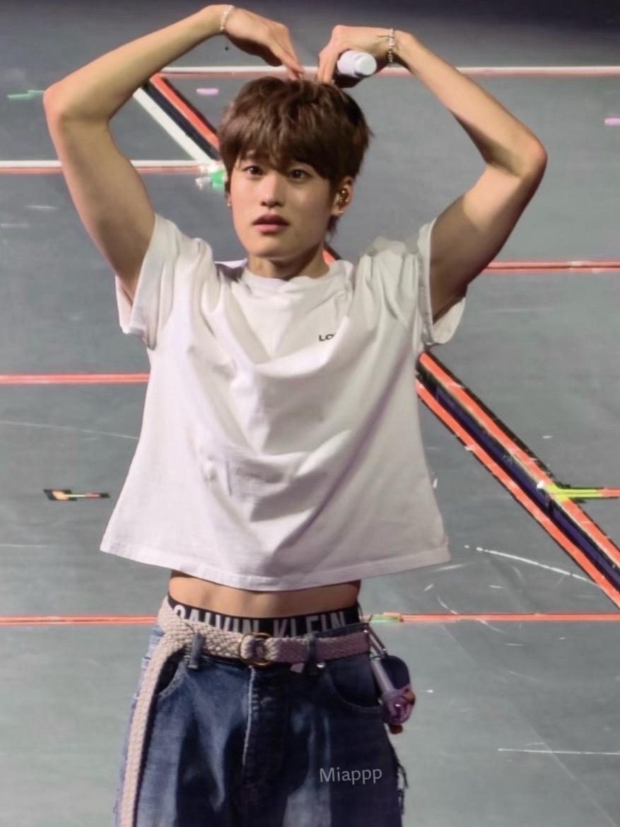 今天是不懂sexy的CK男孩儿两天演唱会头顶比心都露出小肚子的熙儿