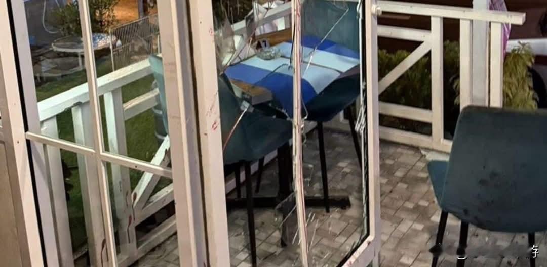 泰国发生一起罕见事故，一名澳大利亚籍男子在普吉岛餐厅撞上玻璃门后，不幸因失血过多